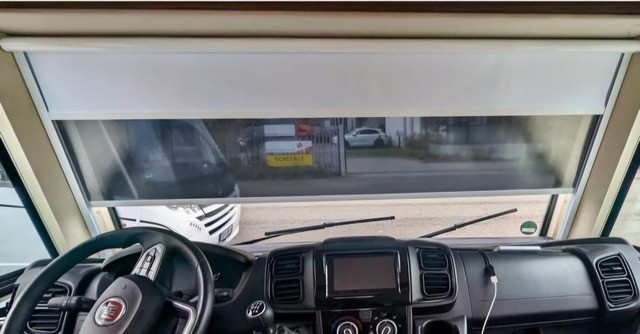 DOPPELROLLO-Innenansicht mit kompletter Sicht nach außen zuzüglich Vollverdunkelung und Blendschutz von vorn auf Knopfdruck komfortabel während der Fahrt einstellbar. Sie müssen sich bei der Bedienung nicht mehr “verbiegen”. Es läuft alles wie von selbst. Unser Doppelrollo erfüllt sämtliche Anforderungen und es bleiben keine Wünsche offen. Dafür sorgen die Akkumotoren in den 35 x 35 mm Kassetten, sowie eine Mehrkanal-Fernbedienung Sie wählen auf Knopfdruck die Sicht nach außen ohne gesehen zu werden oder die Verdunkelung